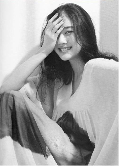 日本女星蒼井優(yōu)身穿黃裙靚麗嫵媚！膚白貌美又純又欲