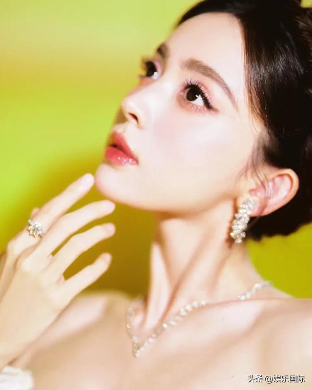 娜扎白色抹胸配禮裙 嬌媚明艷似黃玫瑰