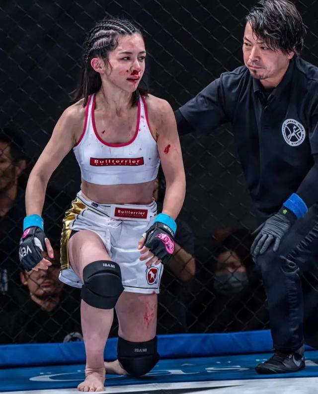 火辣舉牌女郎被暴力KO！看的日本觀眾直呼心疼，不忍直視