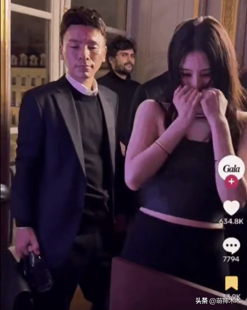 韓星韓素希當(dāng)眾舉止異常，五官不受控表情怪異，被質(zhì)疑精神不正常