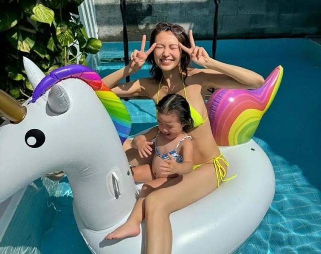 香港女星湯怡胸部意外豐滿引質(zhì)疑，消瘦身材與胸骨成焦點(diǎn)