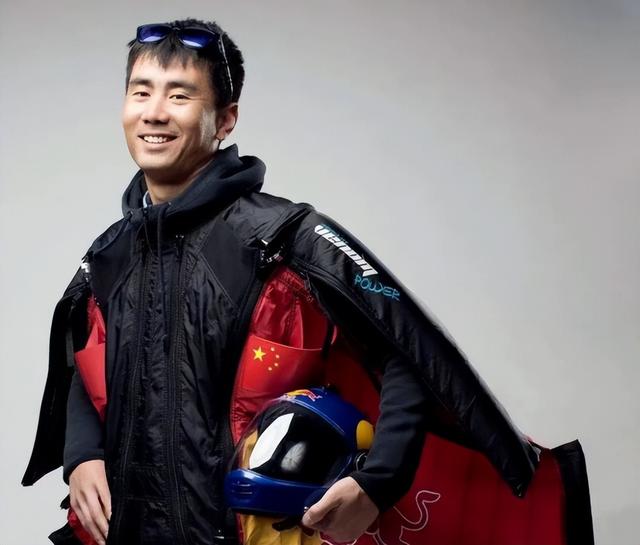 花費(fèi)上千萬，挑戰(zhàn)極限運(yùn)動(dòng)，24歲翼裝飛行女神魂斷天門山，值得嗎