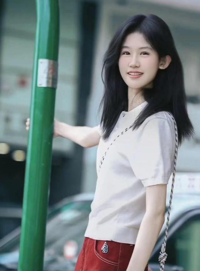 陸毅女兒貝爾近照驚艷，腿又長又細(xì)，身高直逼180cm
