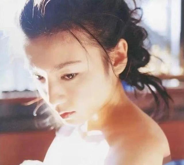 42 歲美少女，曾拍“三級(jí)片”，性感不輸柳巖