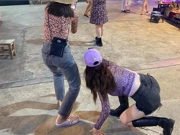 韓女星金泫雅與男友水下?lián)砦?，甜蜜十足羨煞旁人，泳衣大秀好身材