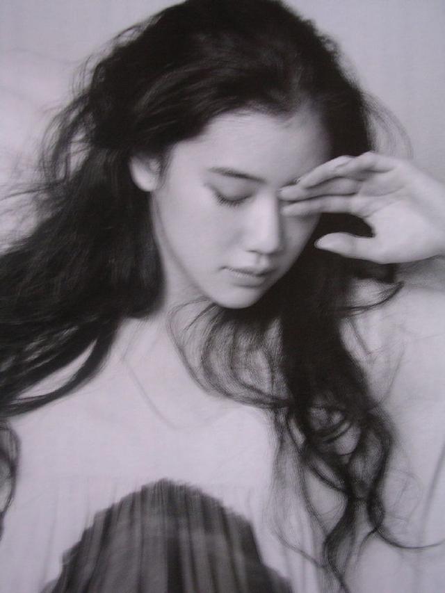 日本女星蒼井優(yōu)身穿黃裙靚麗嫵媚！膚白貌美又純又欲