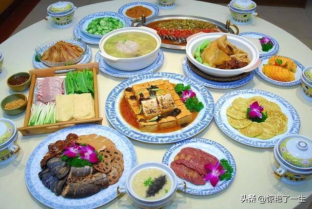 美國美女來中國旅游，內(nèi)急找了三趟廁所，卻哭訴：這廁所我沒法上