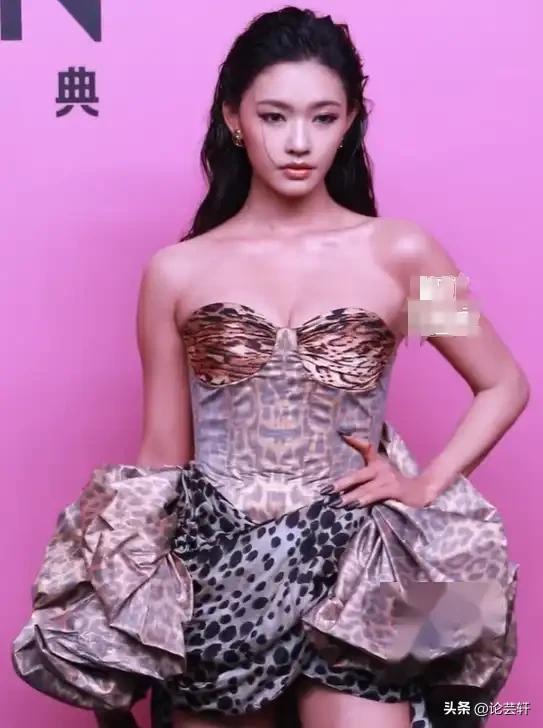 深圳這一夜，趙露思、林允的胸，露背的娜扎，都敗給了朱珠的深V