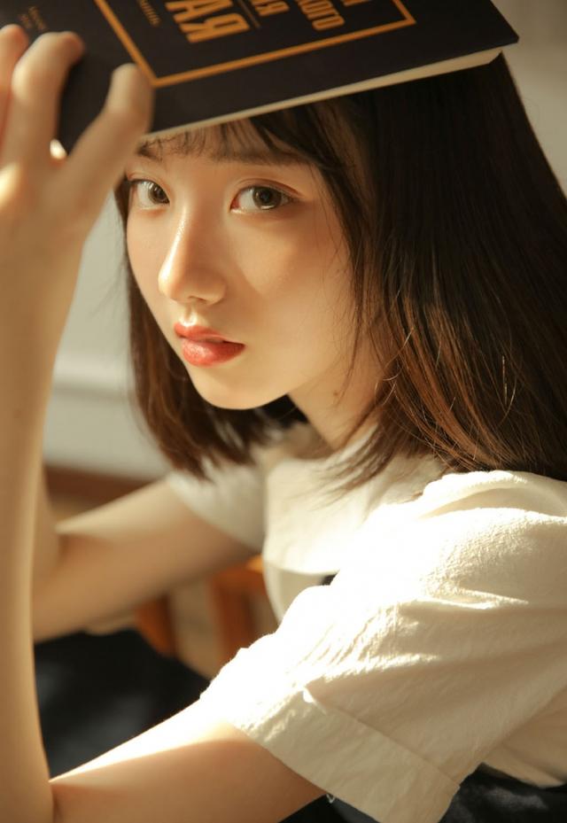 水汪汪眼睛美女學(xué)生，清爽短發(fā)校園制服寫真圖片