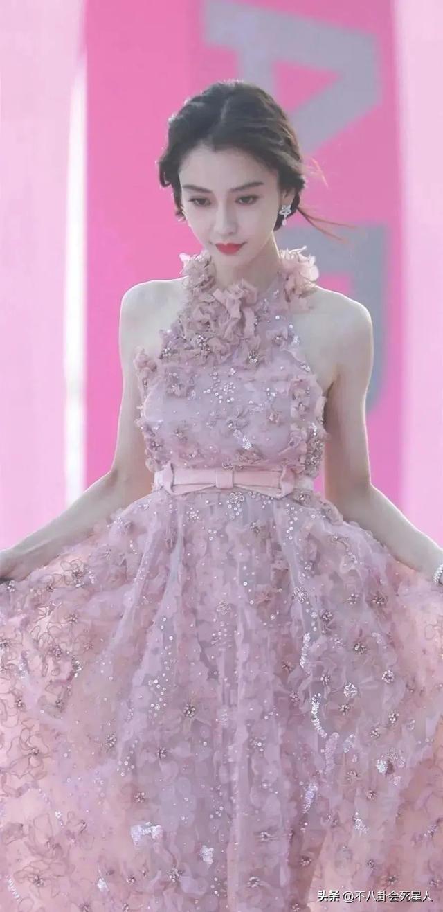 趙麗穎的副乳，楊冪的扁屁股，鞠婧祎的腿，女明星的身材也很真實