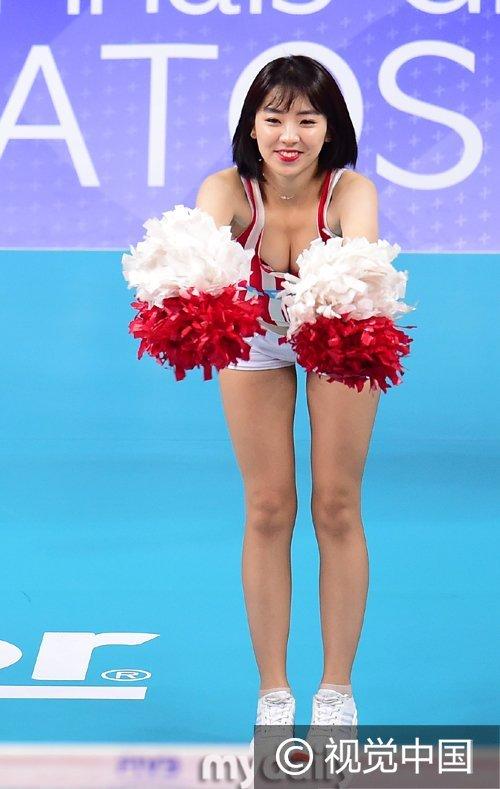 讓我們贏吧！性感啦啦隊擠胸表演 跪地“仰天長嘯”助威吶喊吸睛