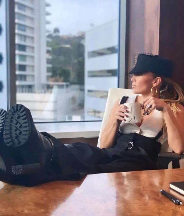 Jennifer Lopez 全裸拍新歌封面，這身材51歲？