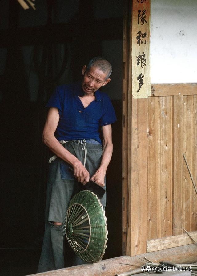 30張屈辱照片：德國女犯一絲不掛被槍決，被拍賣的大胸女人