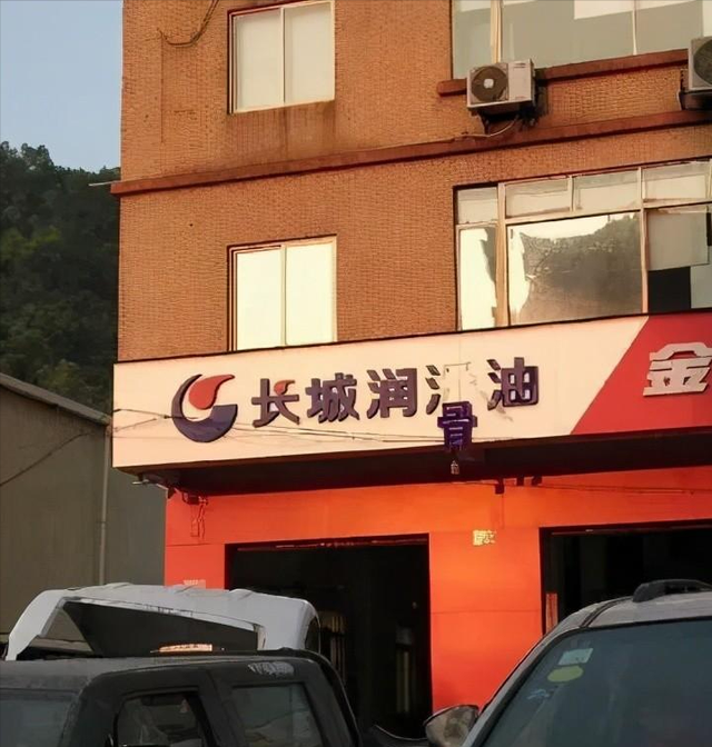 周冬雨脫了！上半身全裸“手也不遮”，破尺度大片引熱議