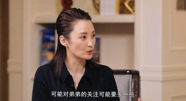 45歲蔣勤勤黑絲長(zhǎng)腿超性感，半透襯衣露細(xì)腰，曾高齡二胎顯衰老