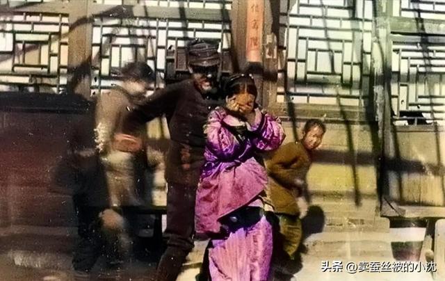 30張屈辱照片：德國女犯一絲不掛被槍決，被拍賣的大胸女人
