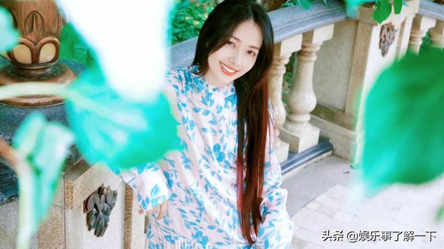 向佐？郭碧婷壁紙分享：翠花長(zhǎng)裙，黑長(zhǎng)直，盡顯女神氣質(zhì)