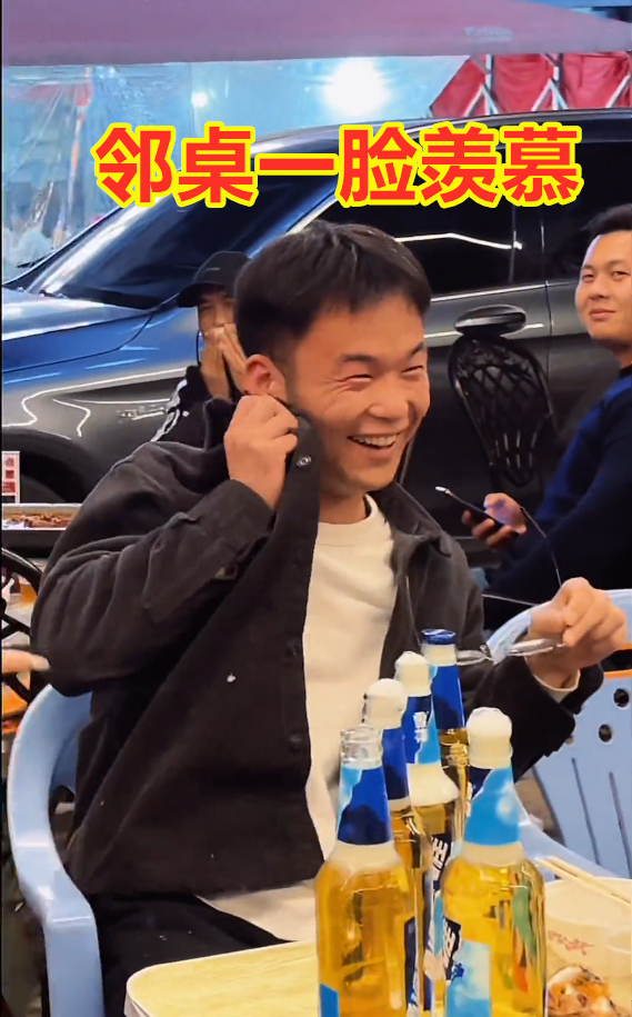老板娘“花式”開啤酒，故意“使壞”噴食客一臉，被噴男子笑開花
