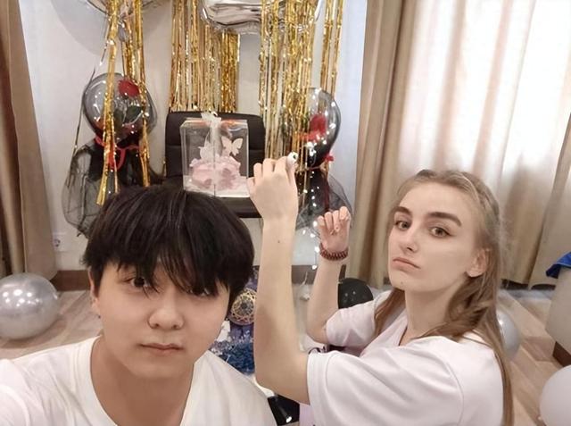 中國留學生愛上俄羅斯美女，每天被女友親上百次，睡個懶覺都不成