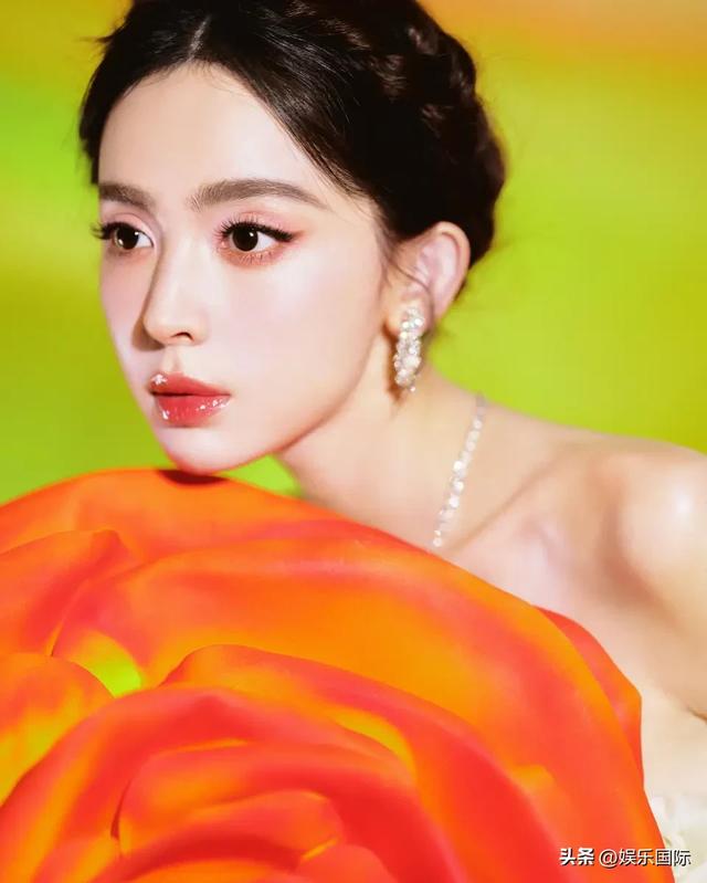 娜扎白色抹胸配禮裙 嬌媚明艷似黃玫瑰
