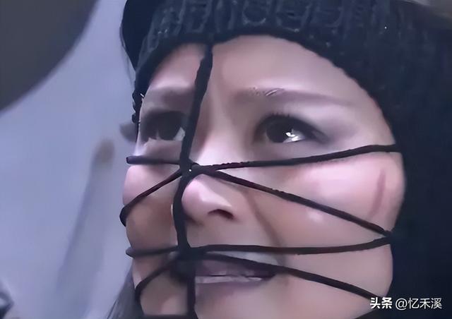 牛角胸罩，誘惑式舔刀尖，這些顛覆三觀的鏡頭，看完讓人一言難盡