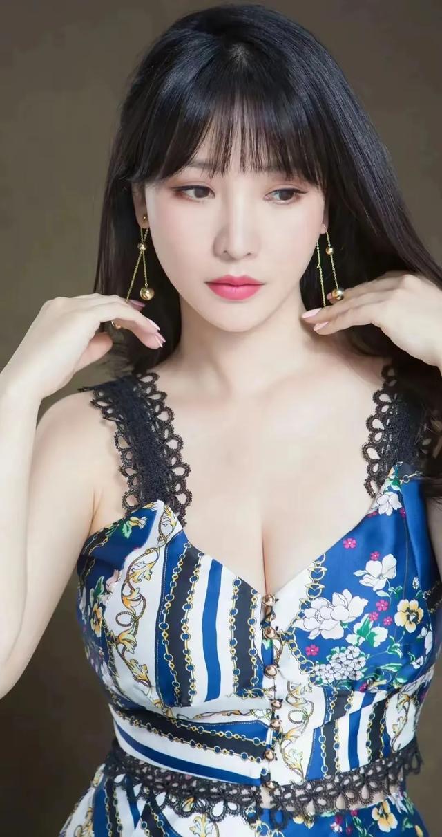 這誰頂?shù)米÷?？柳巖胸部豐滿有料，身材真的絕！硬控路人紛紛側(cè)目