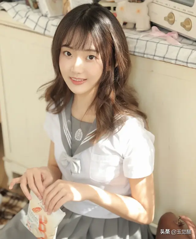 清純?；琅种品澮m美腿白嫩肌膚性感寫(xiě)真