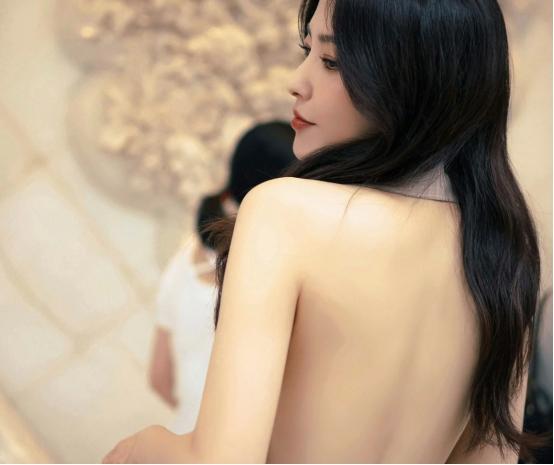 李小冉的胸，閆妮的腿，殷桃的腰，這6位中年女星性感起來(lái)迷死人
