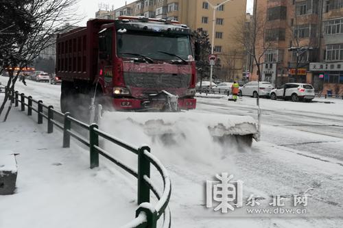 這兩個美女空姐在干嘛呢？注意飛機要起飛了