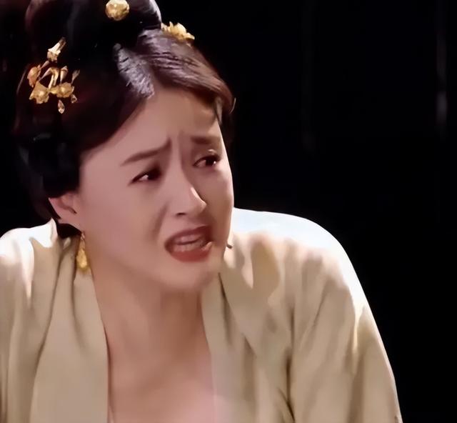 肉感女神蔣欣太豐滿了！大胸肥臀，勻稱、前凸后翹身材太迷人 -