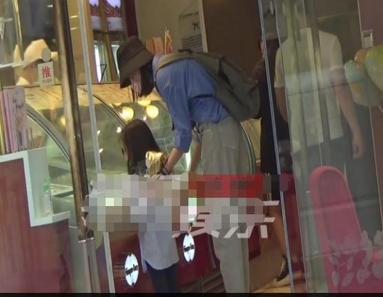 張梓琳帶4歲女兒逛街，胖妹身高太嚇人，直逼媽媽腰部長腿惹人羨