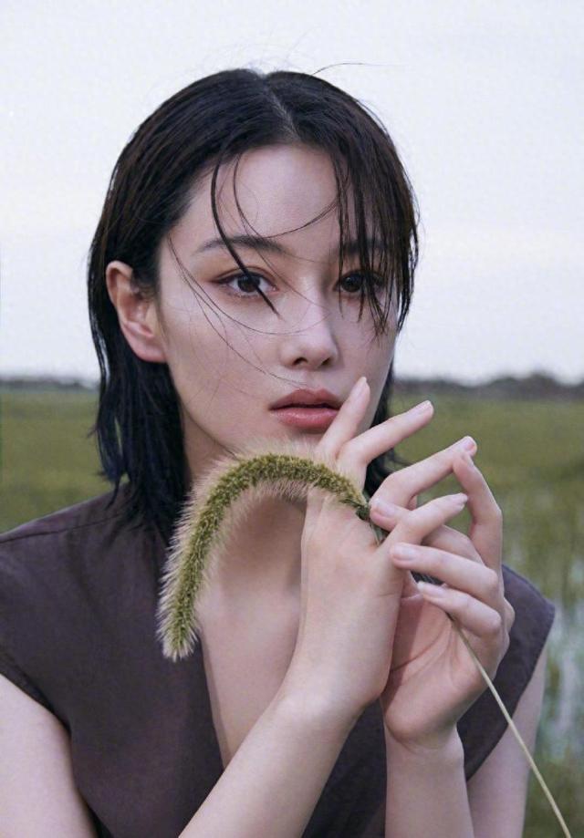 美女拿個(gè)狗尾巴草都好看，張馨予穿露臍裝大秀長腿，氛圍感太強(qiáng)