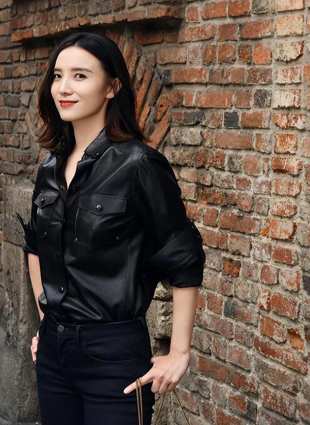 43歲宋佳近照！腋下婦乳明顯，真空禮服險(xiǎn)走光，胳膊上痕跡引熱議