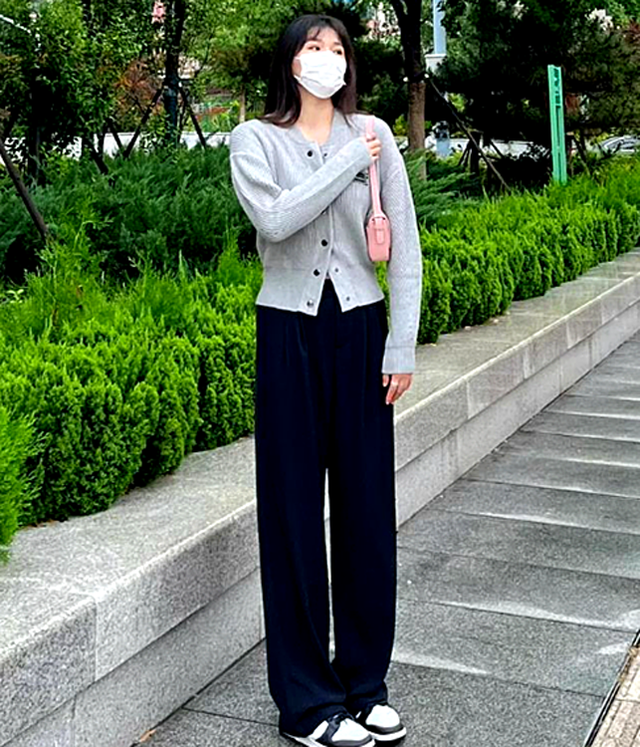 這才是今秋流行打扮：西褲+運(yùn)動(dòng)鞋，40、50歲女人穿洋氣舒適