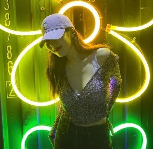 韓女星金泫雅與男友水下?lián)砦?，甜蜜十足羨煞旁人，泳衣大秀好身材