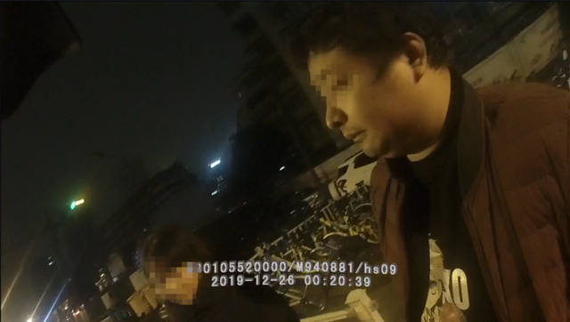 還手機(jī)沒(méi)拿到好處費(fèi)，的哥伸手抓女乘客胸部后后悔：要不你打我，甩我兩個(gè)巴掌也行啊