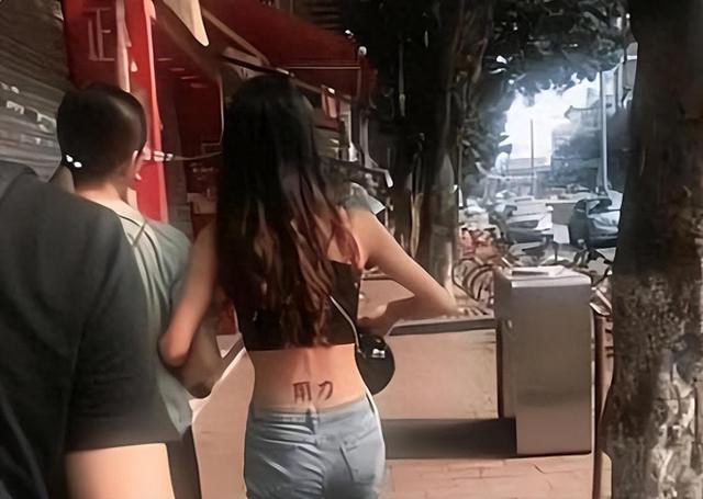 妹子真大膽，這樣的紋身都敢露出來，我在她身后都替她感到尷尬