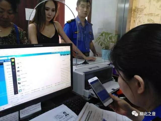 電動(dòng)車違停被扣，為何這位俄羅斯美女還連聲感謝柳北區(qū)城管？