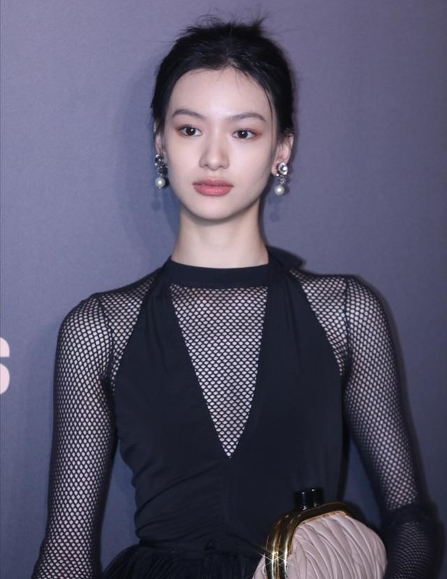 21歲女演員穿黑色透視裝秀好身材，剛出道就穿性感裝被批博眼球