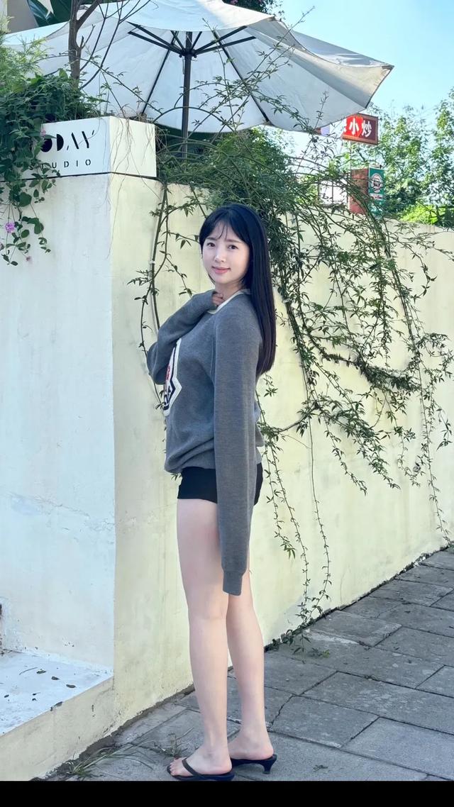 戶外攝影中的長腿美女