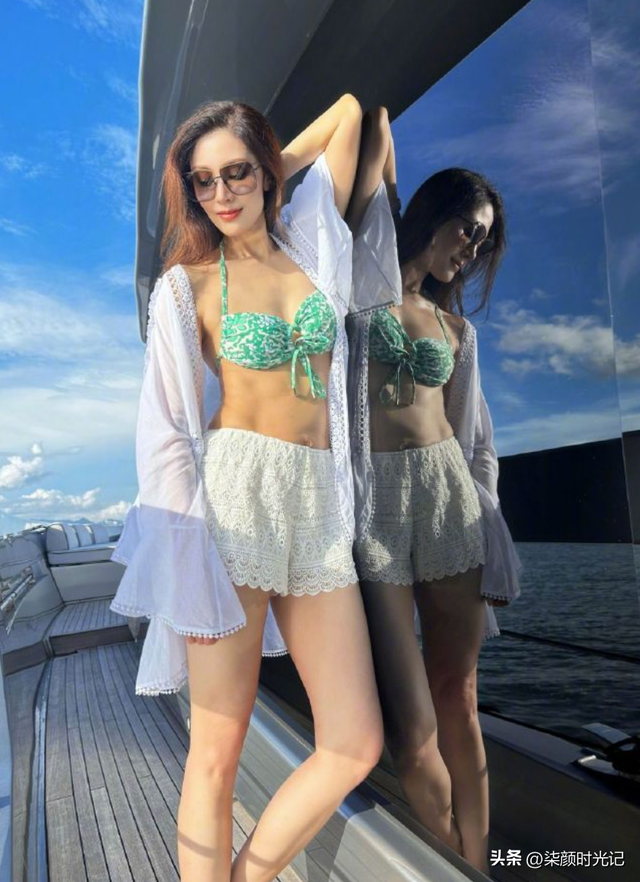 李嘉欣海邊熱褲露臀照，53歲秀性感好身材，網(wǎng)友：這身材，絕了！