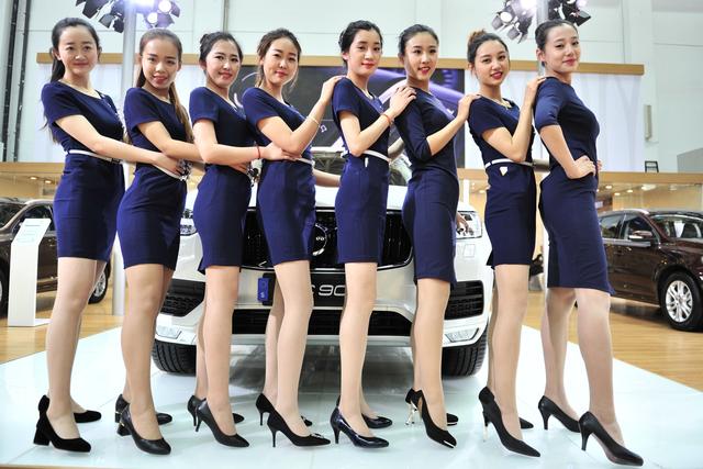 中國(guó)西部（銀川）房·車博覽會(huì)沃爾沃汽車促銷美女曬長(zhǎng)腿