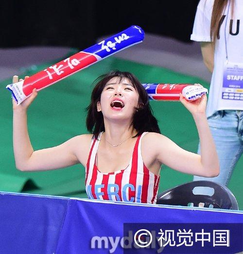 讓我們贏吧！性感啦啦隊(duì)擠胸表演 跪地“仰天長(zhǎng)嘯”助威吶喊吸睛