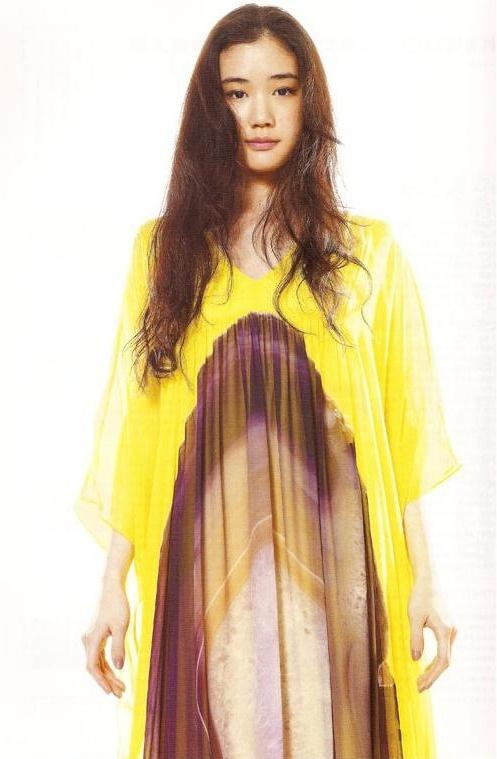 日本女星蒼井優(yōu)身穿黃裙靚麗嫵媚！膚白貌美又純又欲