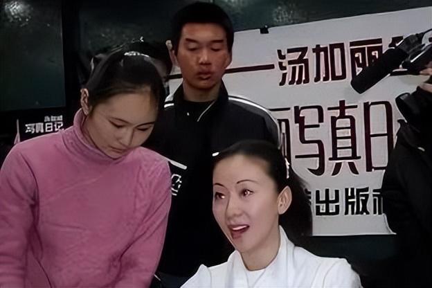 中國初代裸模湯加麗：被父親嫌棄，和丈夫離婚，今48歲成單親媽媽