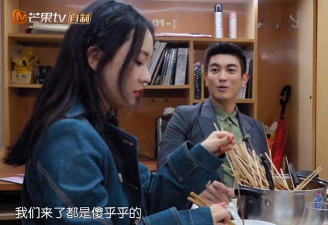 霍思燕一脫成名，現(xiàn)場揉捏杜江的翹臀，曾和黃奕大打口水戰(zhàn)