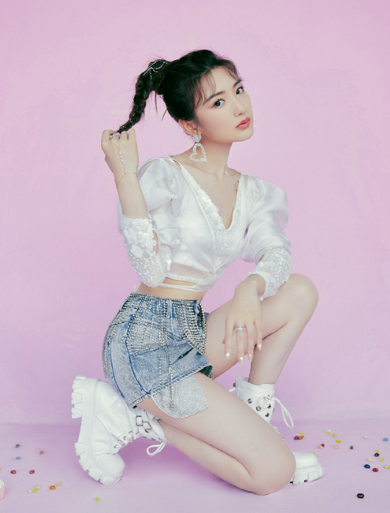 毛曉彤也是個(gè)長(zhǎng)腿美女，元?dú)獬膛Ｗ醒澊钆洌瑴p齡又有點(diǎn)小火辣