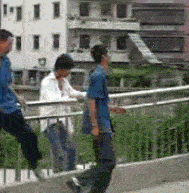 妹子真大膽，這樣的紋身都敢露出來，我在她身后都替她感到尷尬