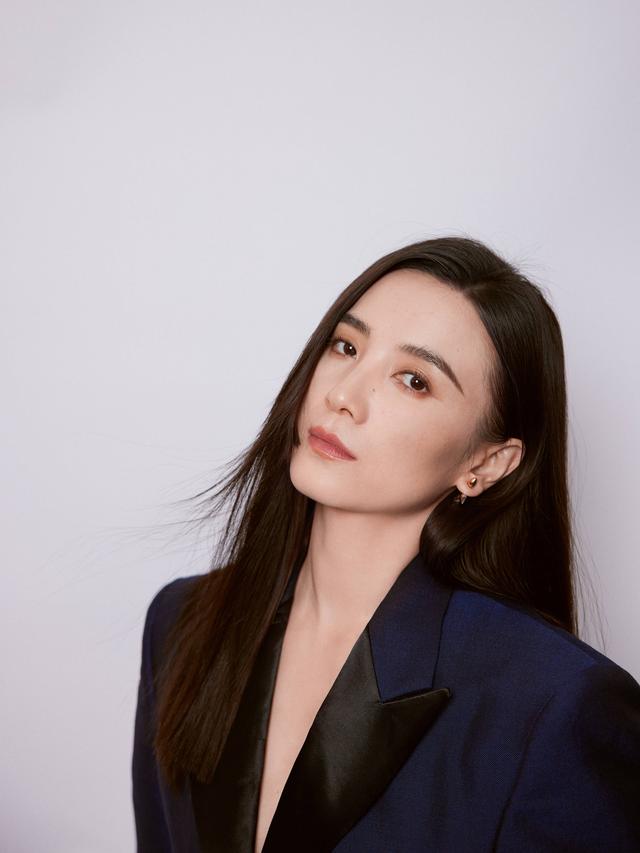 43歲宋佳近照！腋下婦乳明顯，真空禮服險(xiǎn)走光，胳膊上痕跡引熱議