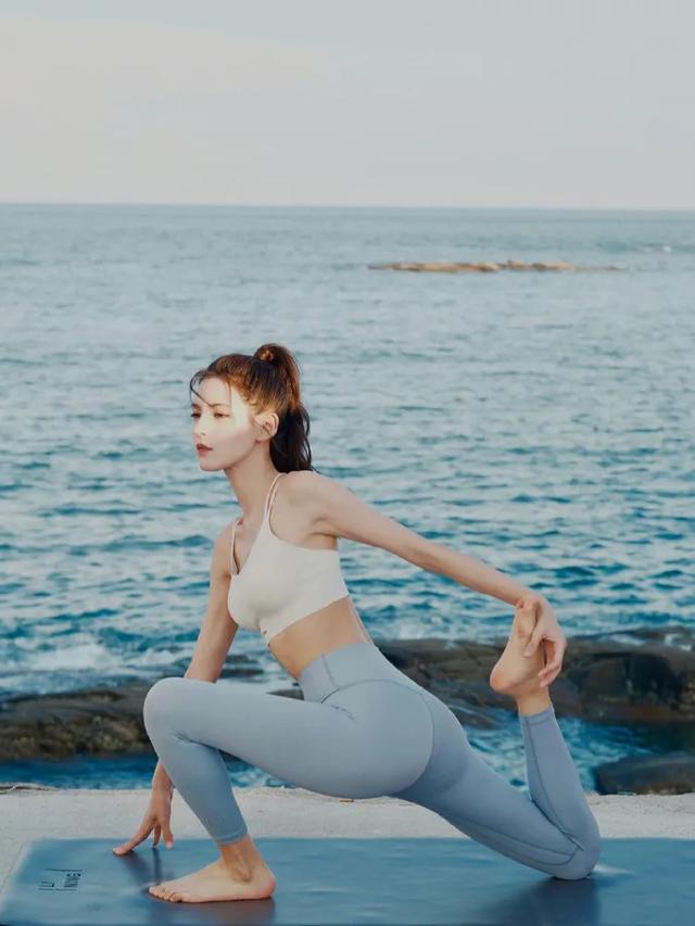 張予曦瑜伽寫真大秀小蠻腰翹臀！魔鬼身材太性感撩人